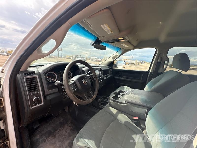RAM 2500 4x4 Crew Cab Flatbed Truck Platformas/izkraušana no sāniem