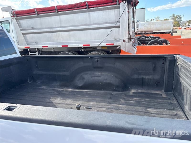 RAM 2500 4x4 Crew Cab Pickup Outros
