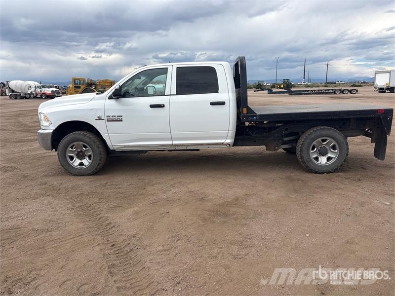 RAM 2500 4x4 Crew Cab Flatbed Truck Platformas/izkraušana no sāniem