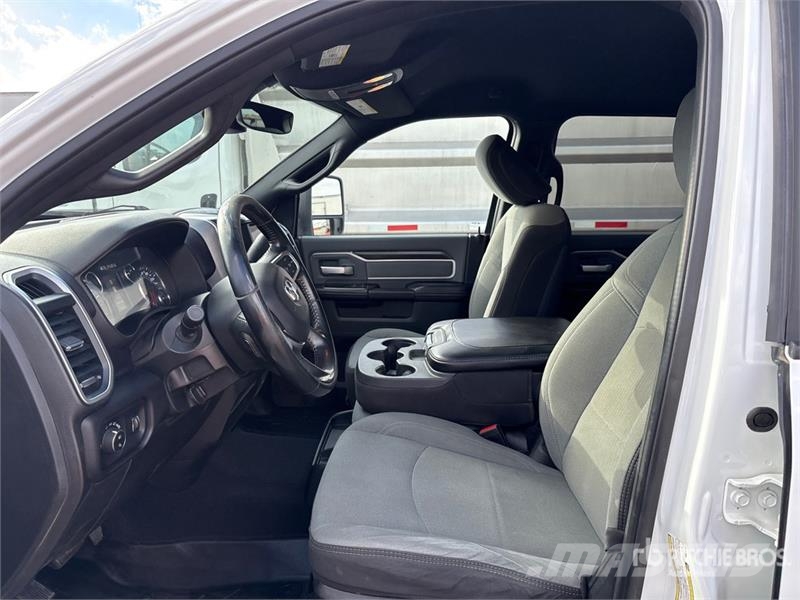 RAM 2500 4x4 Crew Cab Pickup Outros