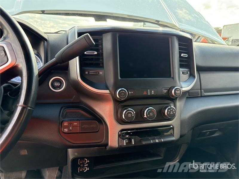 RAM 2500 4x4 Crew Cab Pickup Outros