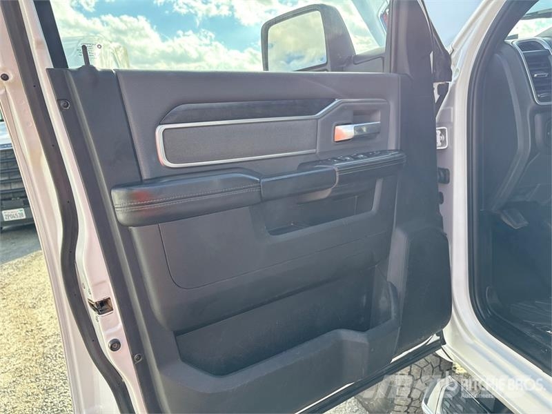 RAM 2500 4x4 Crew Cab Pickup Outros