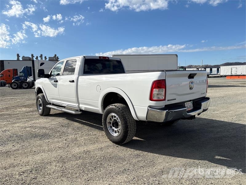 RAM 2500 4x4 Crew Cab Pickup Outros
