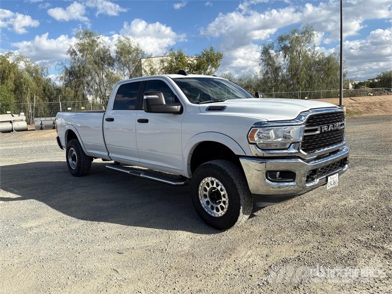 RAM 2500 4x4 Crew Cab Pickup Outros