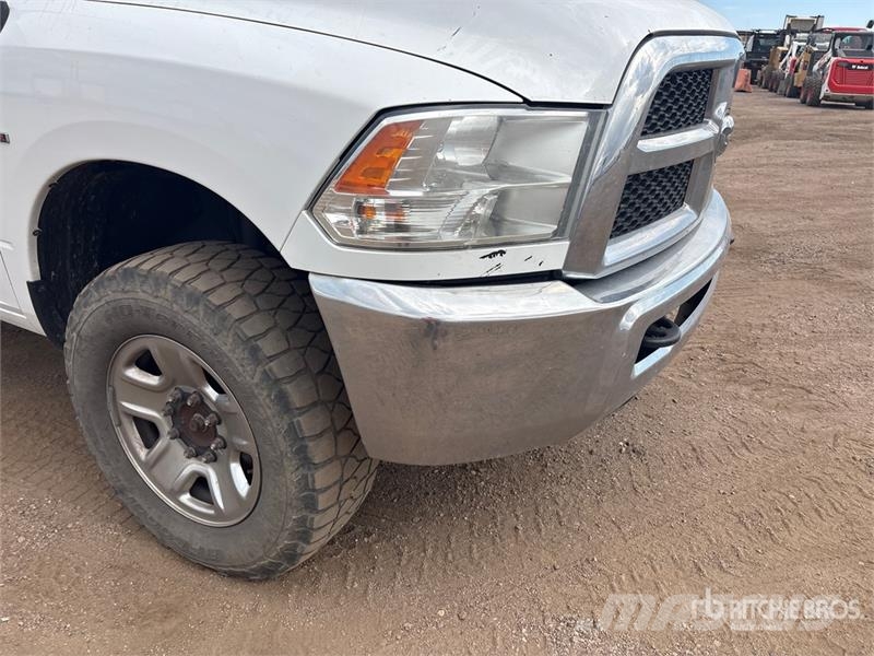 RAM 2500 4x4 Crew Cab Flatbed Truck Platformas/izkraušana no sāniem