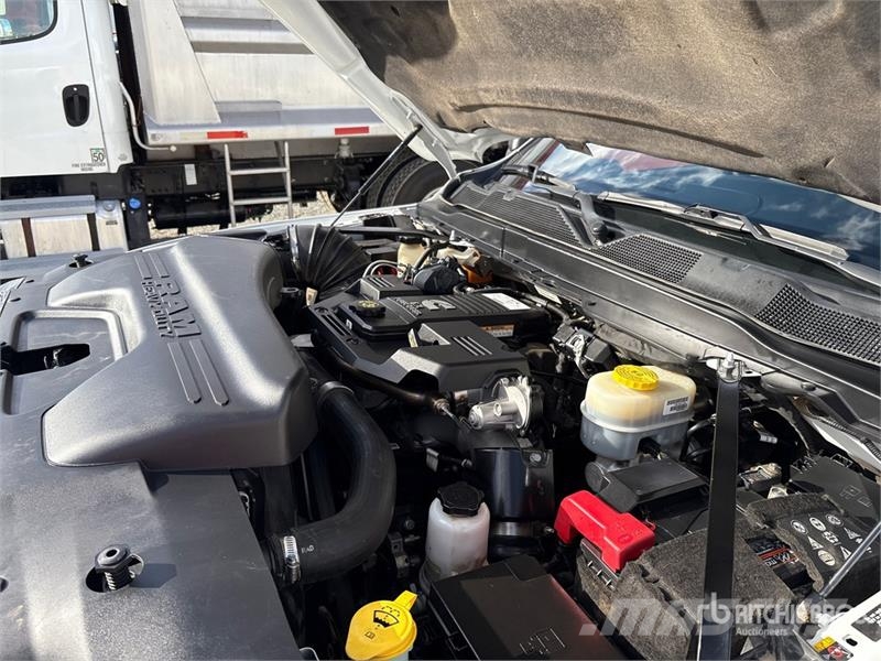 RAM 2500 4x4 Crew Cab Pickup Outros