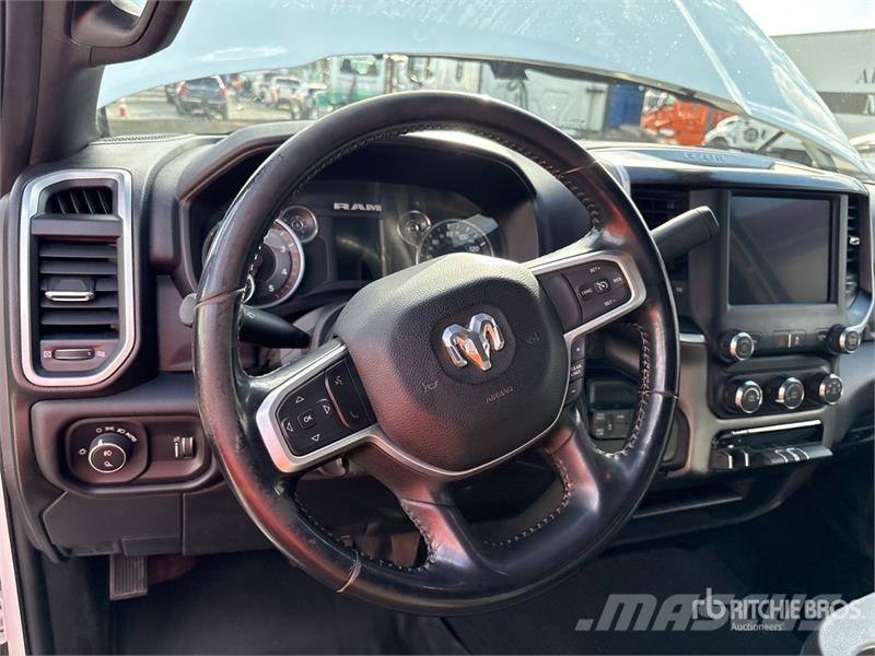 RAM 2500 4x4 Crew Cab Pickup Outros