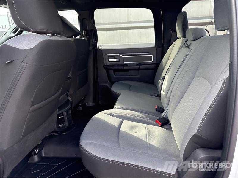 RAM 2500 4x4 Crew Cab Pickup Outros