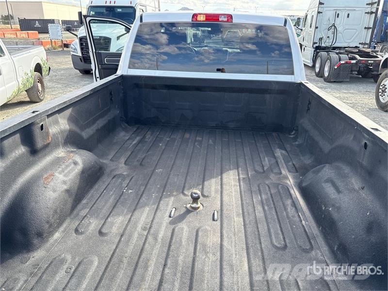 RAM 2500 4x4 Crew Cab Pickup Outros