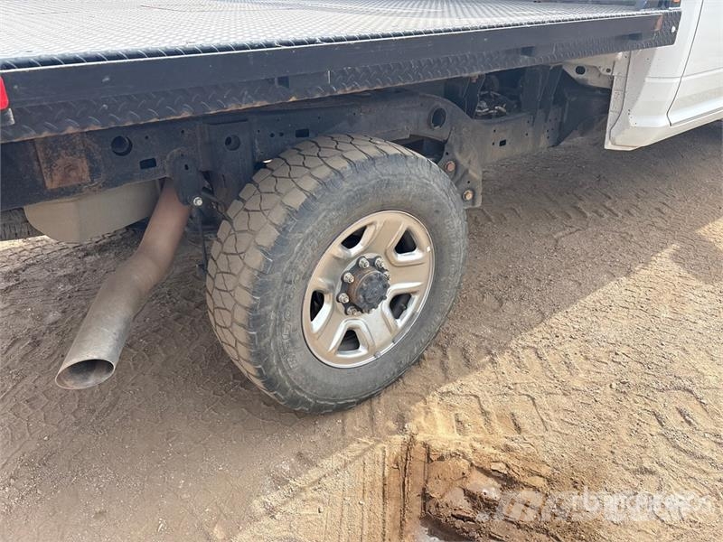 RAM 2500 4x4 Crew Cab Flatbed Truck Platformas/izkraušana no sāniem