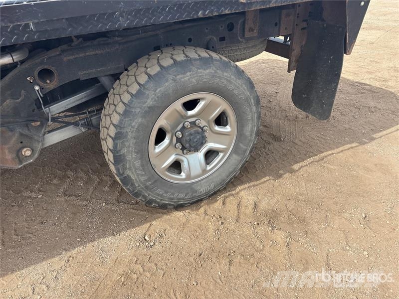 RAM 2500 4x4 Crew Cab Flatbed Truck Platformas/izkraušana no sāniem
