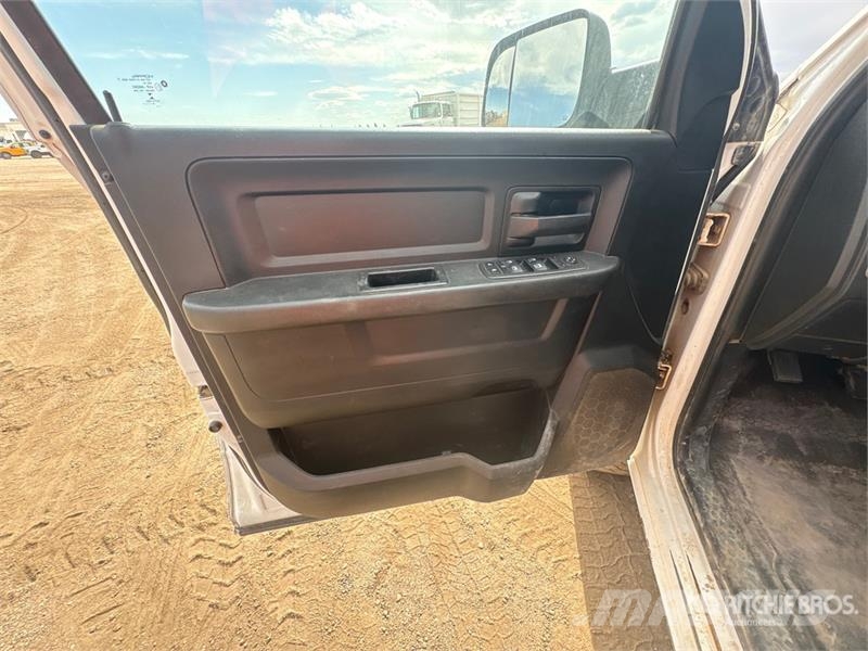 RAM 2500 4x4 Crew Cab Flatbed Truck Platformas/izkraušana no sāniem