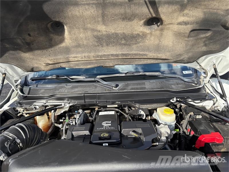 RAM 2500 4x4 Crew Cab Pickup Outros