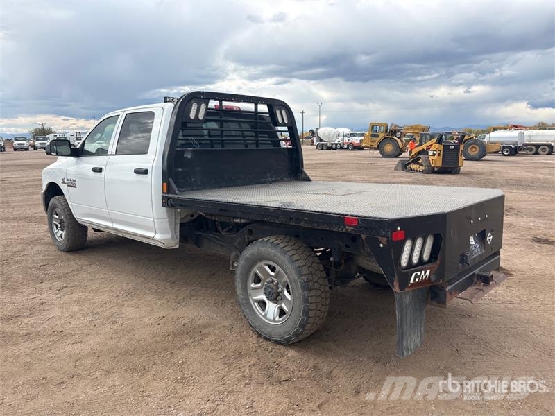 RAM 2500 4x4 Crew Cab Flatbed Truck Platformas/izkraušana no sāniem