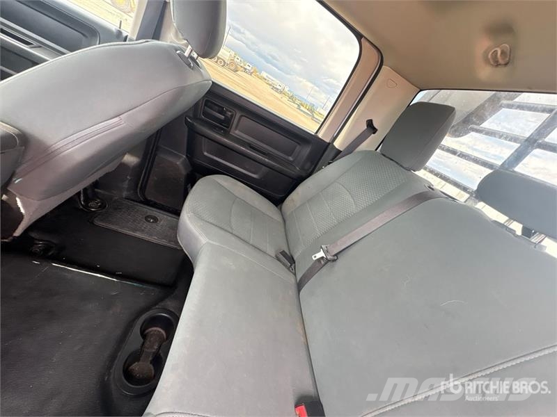 RAM 2500 4x4 Crew Cab Flatbed Truck Platformas/izkraušana no sāniem