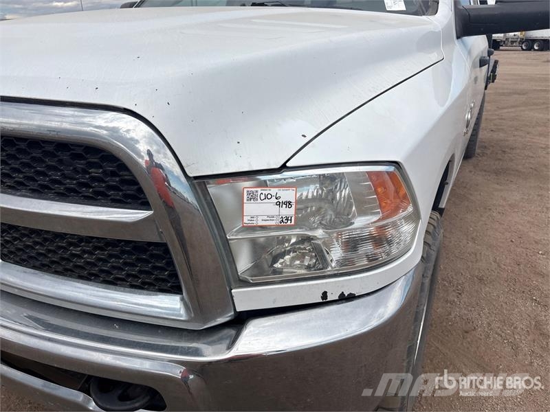 RAM 2500 4x4 Crew Cab Flatbed Truck Platformas/izkraušana no sāniem