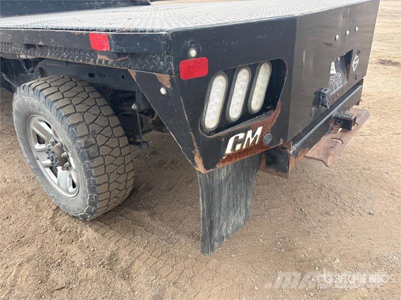 RAM 2500 4x4 Crew Cab Flatbed Truck Platformas/izkraušana no sāniem