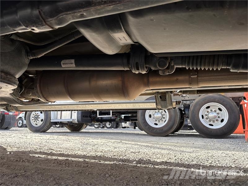 RAM 2500 4x4 Crew Cab Pickup Outros
