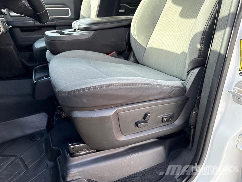 RAM 2500 4x4 Crew Cab Pickup Outros