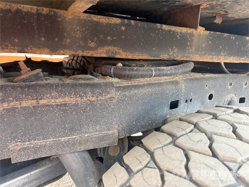 RAM 2500 4x4 Crew Cab Flatbed Truck Platformas/izkraušana no sāniem
