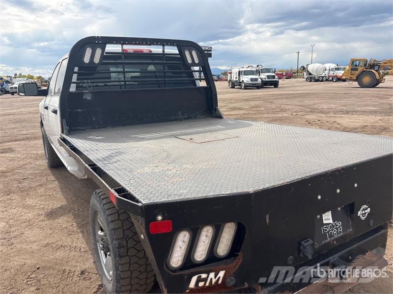 RAM 2500 4x4 Crew Cab Flatbed Truck Platformas/izkraušana no sāniem
