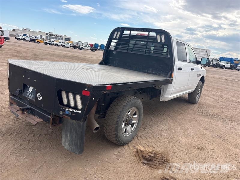 RAM 2500 4x4 Crew Cab Flatbed Truck Platformas/izkraušana no sāniem