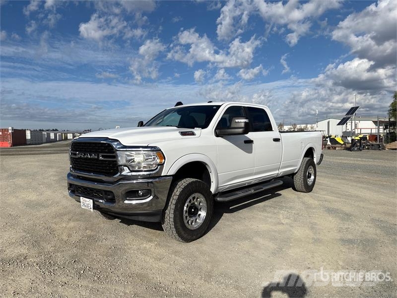 RAM 2500 4x4 Crew Cab Pickup Outros