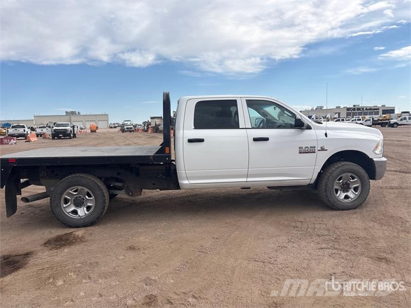 RAM 2500 4x4 Crew Cab Flatbed Truck Platformas/izkraušana no sāniem