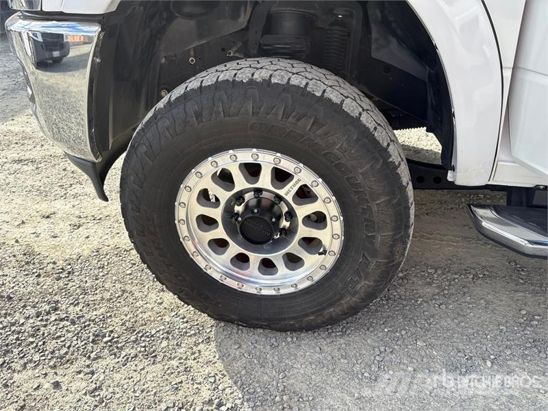RAM 2500 4x4 Crew Cab Pickup Outros