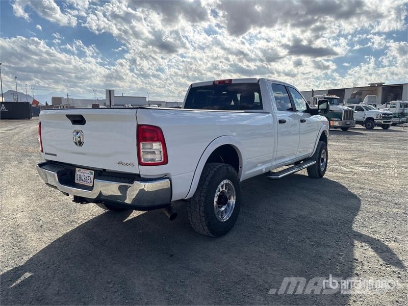 RAM 2500 4x4 Crew Cab Pickup Outros