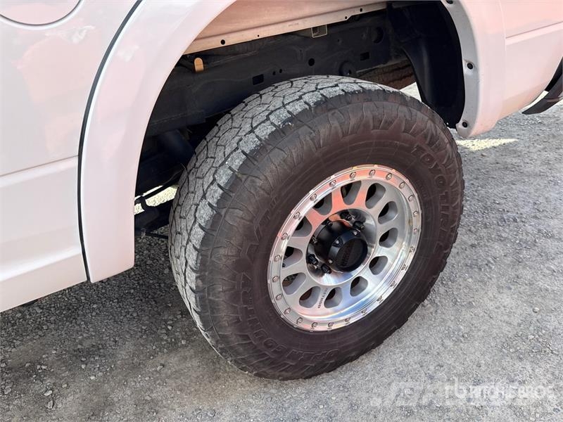 RAM 2500 4x4 Crew Cab Pickup Outros