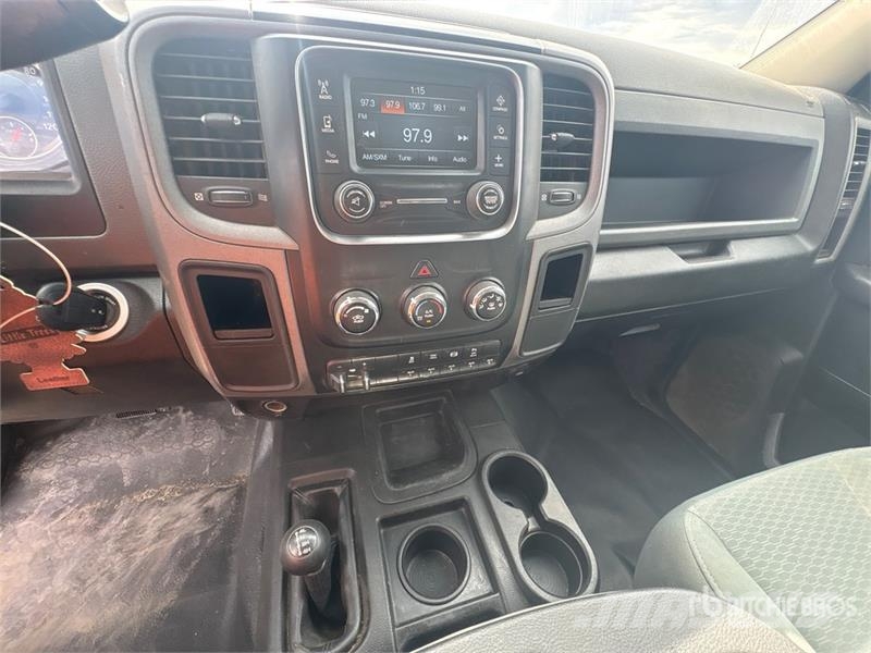 RAM 2500 4x4 Crew Cab Flatbed Truck Platformas/izkraušana no sāniem