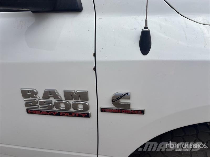 RAM 2500 4x4 Crew Cab Flatbed Truck Platformas/izkraušana no sāniem
