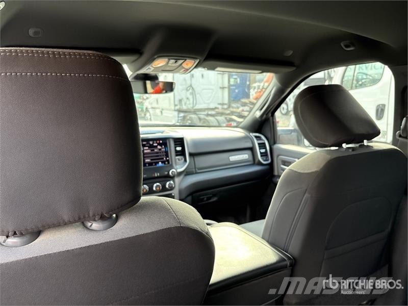 RAM 2500 4x4 Crew Cab Pickup Outros