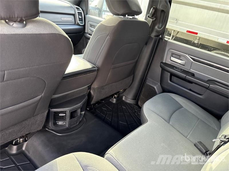 RAM 2500 4x4 Crew Cab Pickup Outros