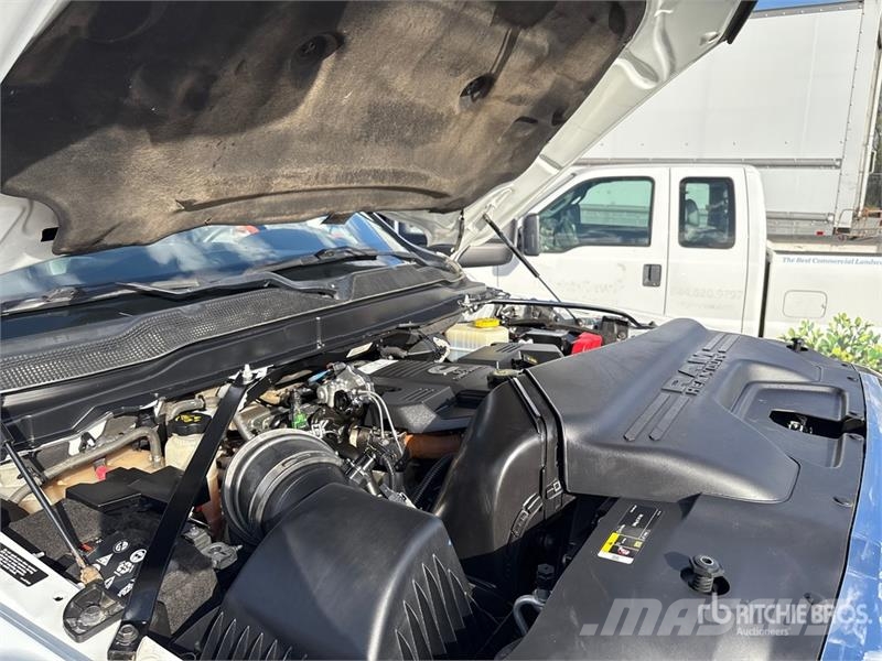 RAM 2500 4x4 Crew Cab Pickup Outros