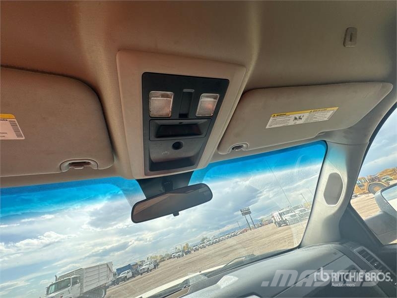 RAM 2500 4x4 Crew Cab Flatbed Truck Platformas/izkraušana no sāniem