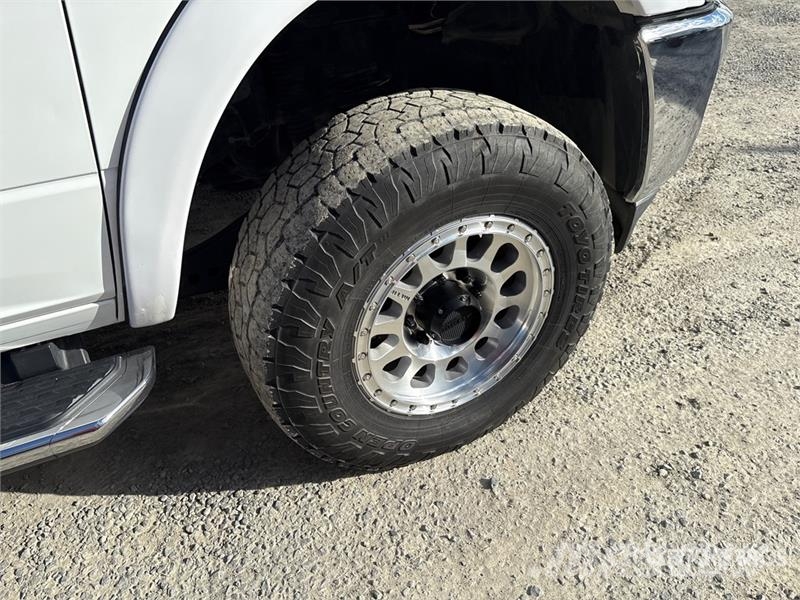 RAM 2500 4x4 Crew Cab Pickup Outros