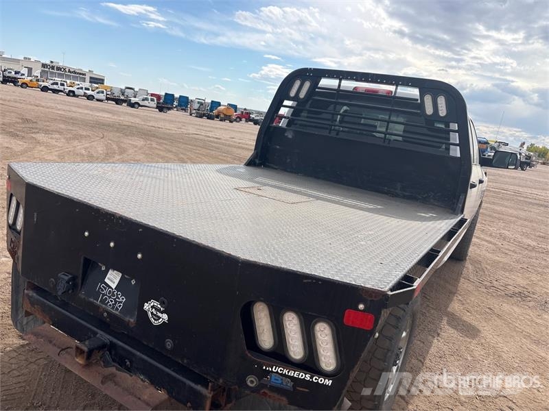RAM 2500 4x4 Crew Cab Flatbed Truck Platformas/izkraušana no sāniem