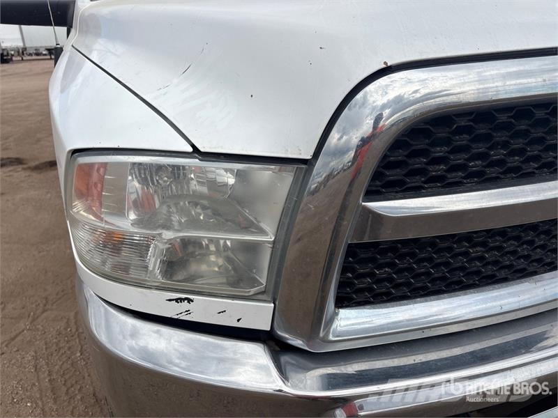 RAM 2500 4x4 Crew Cab Flatbed Truck Platformas/izkraušana no sāniem
