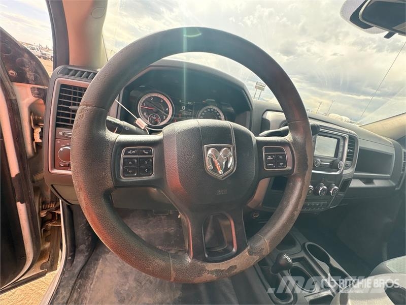 RAM 2500 4x4 Crew Cab Flatbed Truck Platformas/izkraušana no sāniem