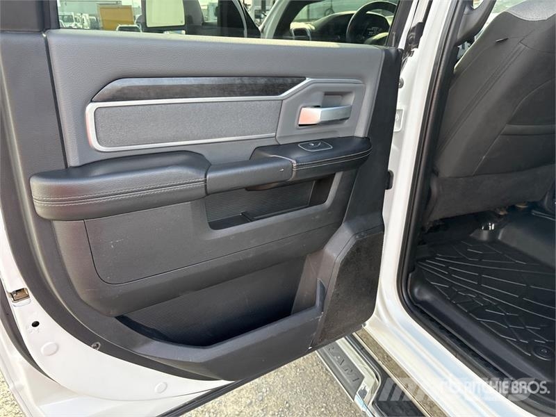 RAM 2500 4x4 Crew Cab Pickup Outros