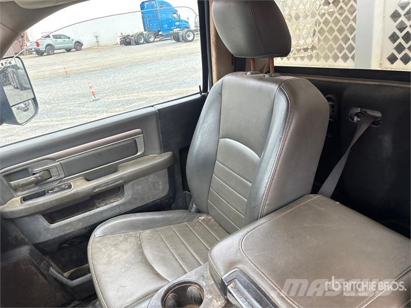 RAM 3500 4x2 Flatbed Truck Lava-kuorma-autot
