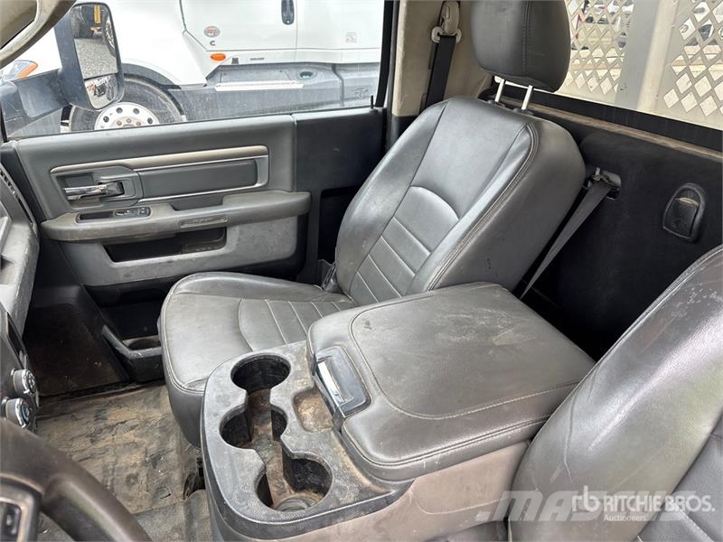 RAM 3500 4x2 Flatbed Truck Lava-kuorma-autot