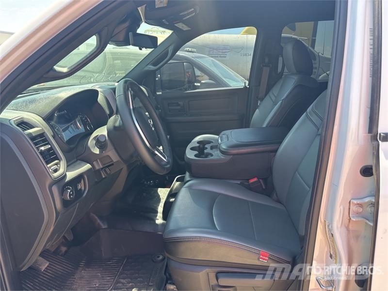 RAM 3500 4x4 Crew Cab Cab and Chassis Cabine si interior