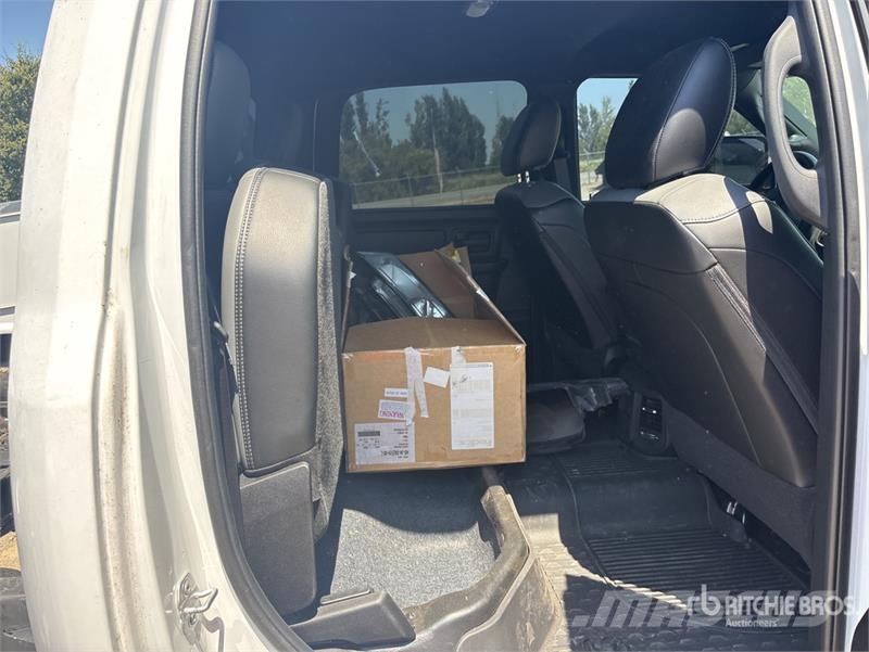 RAM 3500 4x4 Crew Cab Cab and Chassis Cabine si interior