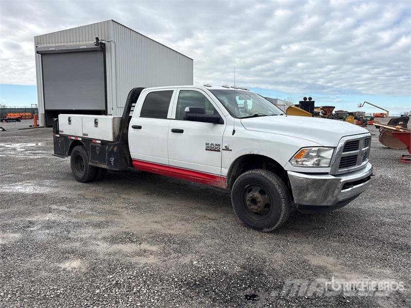 RAM 3500 4x4 Crew Cab Flatbed Truck Tovornjaki s kesonom/platojem