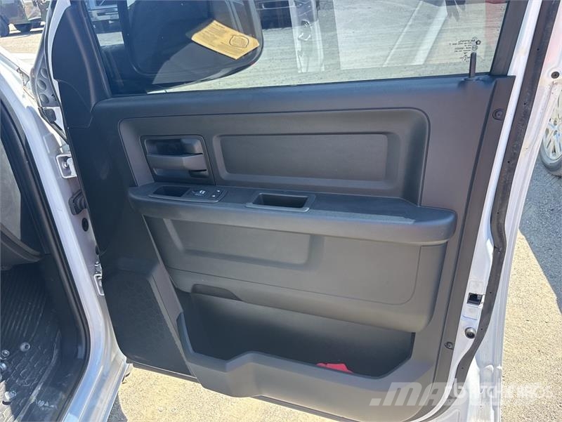 RAM 3500 4x4 Crew Cab Cab and Chassis Cabine si interior