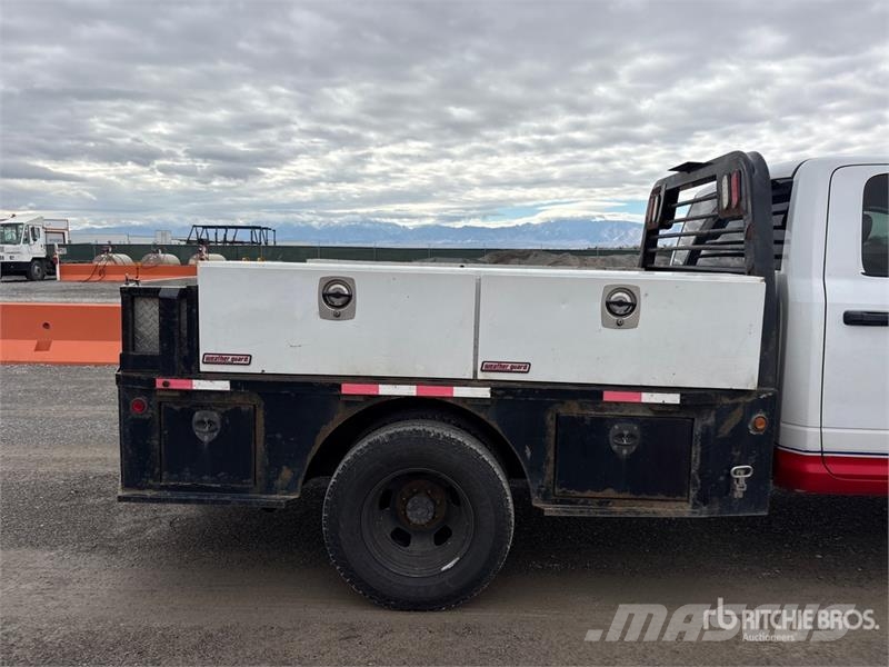 RAM 3500 4x4 Crew Cab Flatbed Truck Tovornjaki s kesonom/platojem