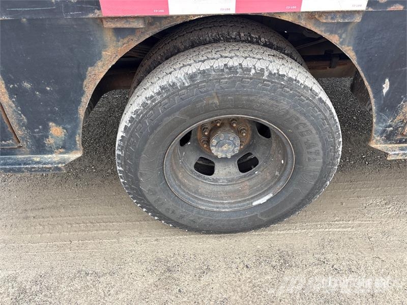 RAM 3500 4x4 Crew Cab Flatbed Truck Tovornjaki s kesonom/platojem
